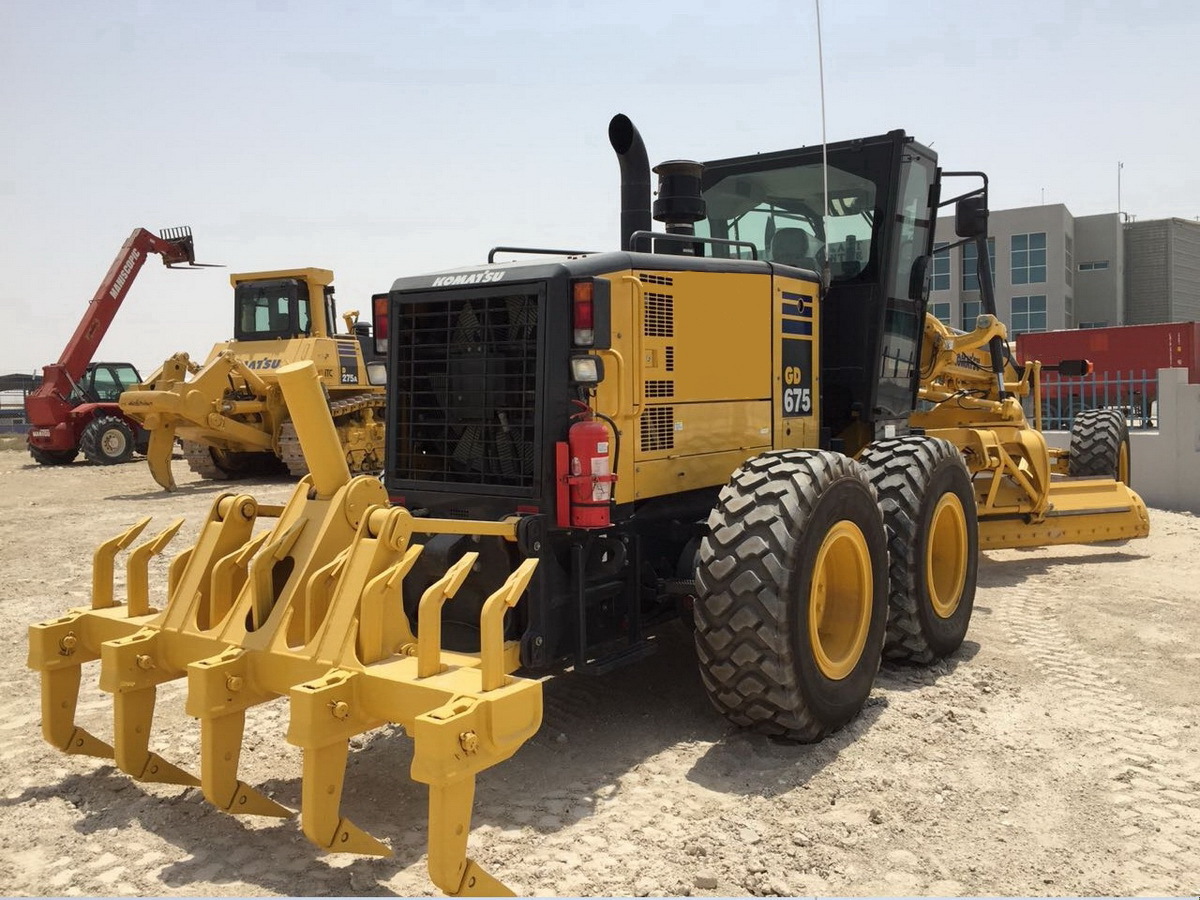 KOMATSU GD675-5