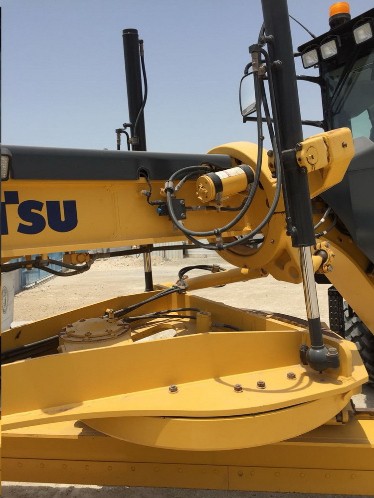 KOMATSU GD675-5