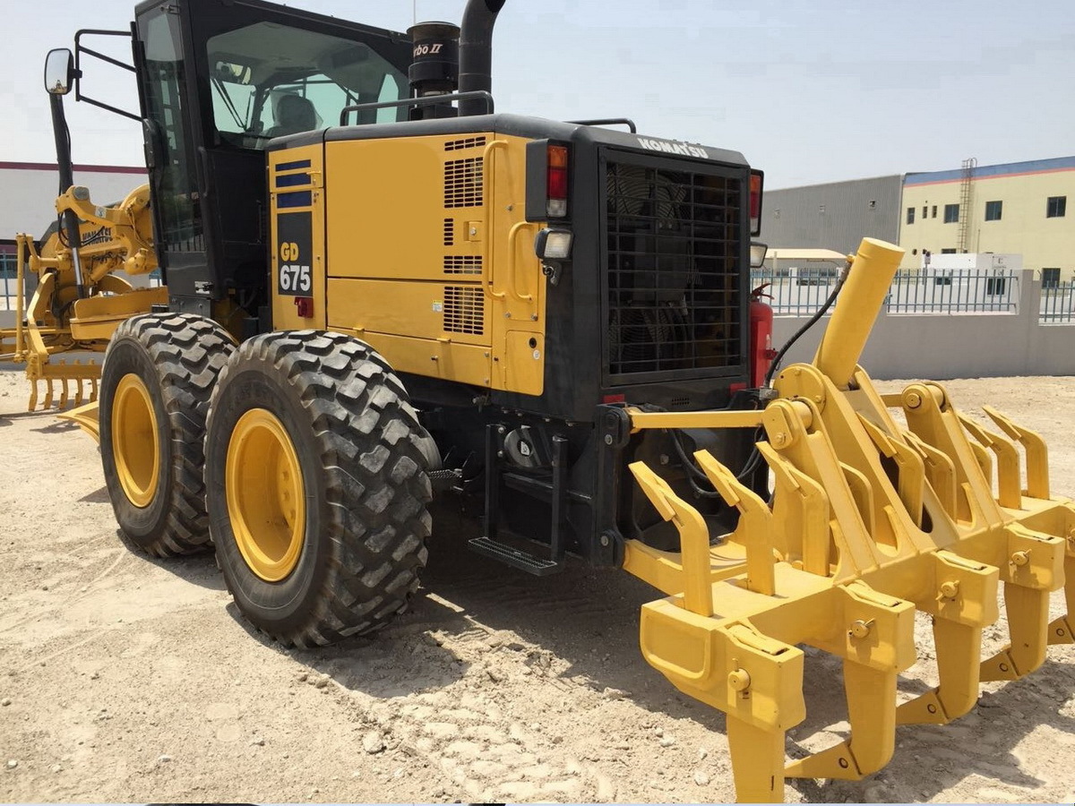 KOMATSU GD675-5